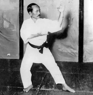 Funakoshi ejecutando una técnica shuto uke